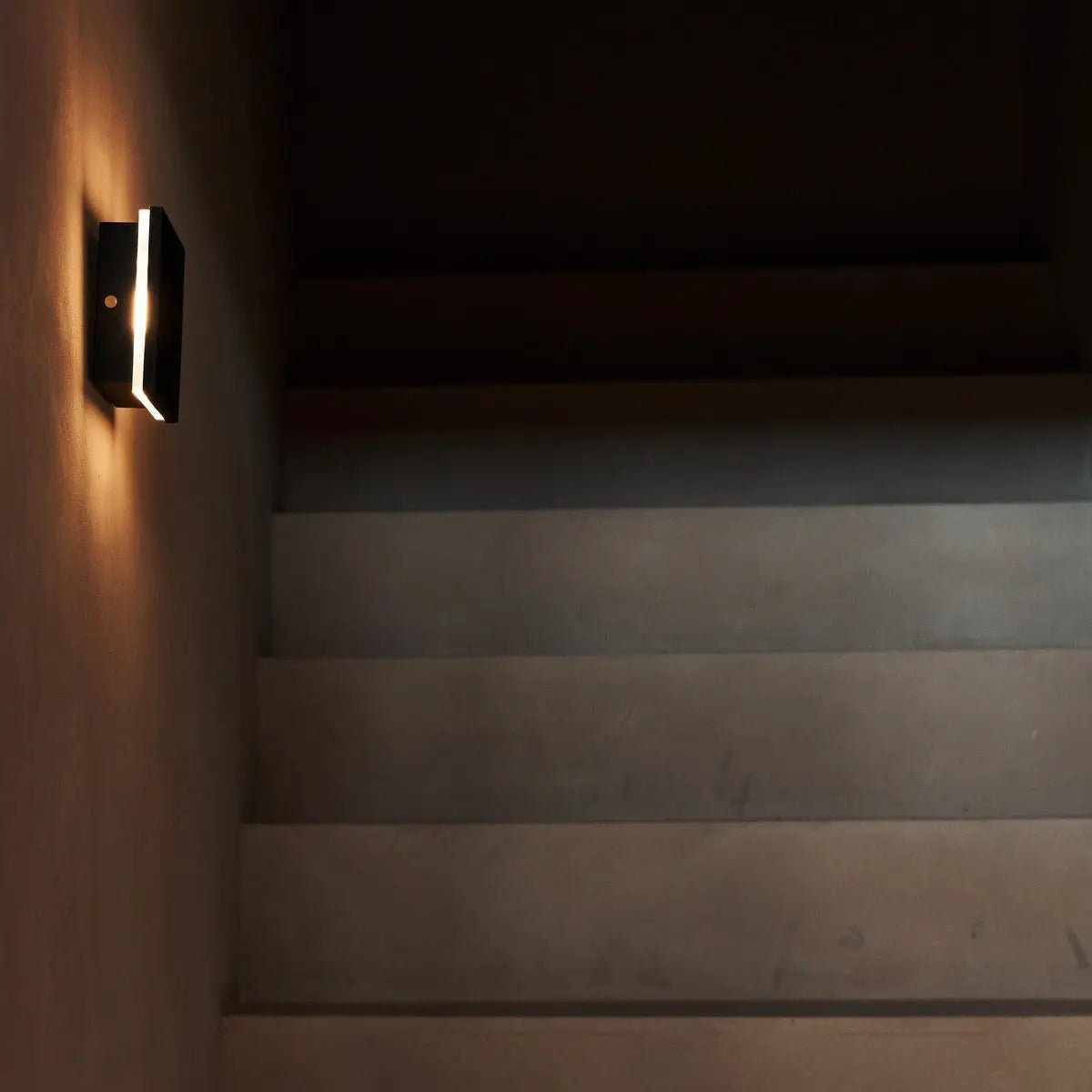 Lane Black Rechargeable Wall Light – 5000K