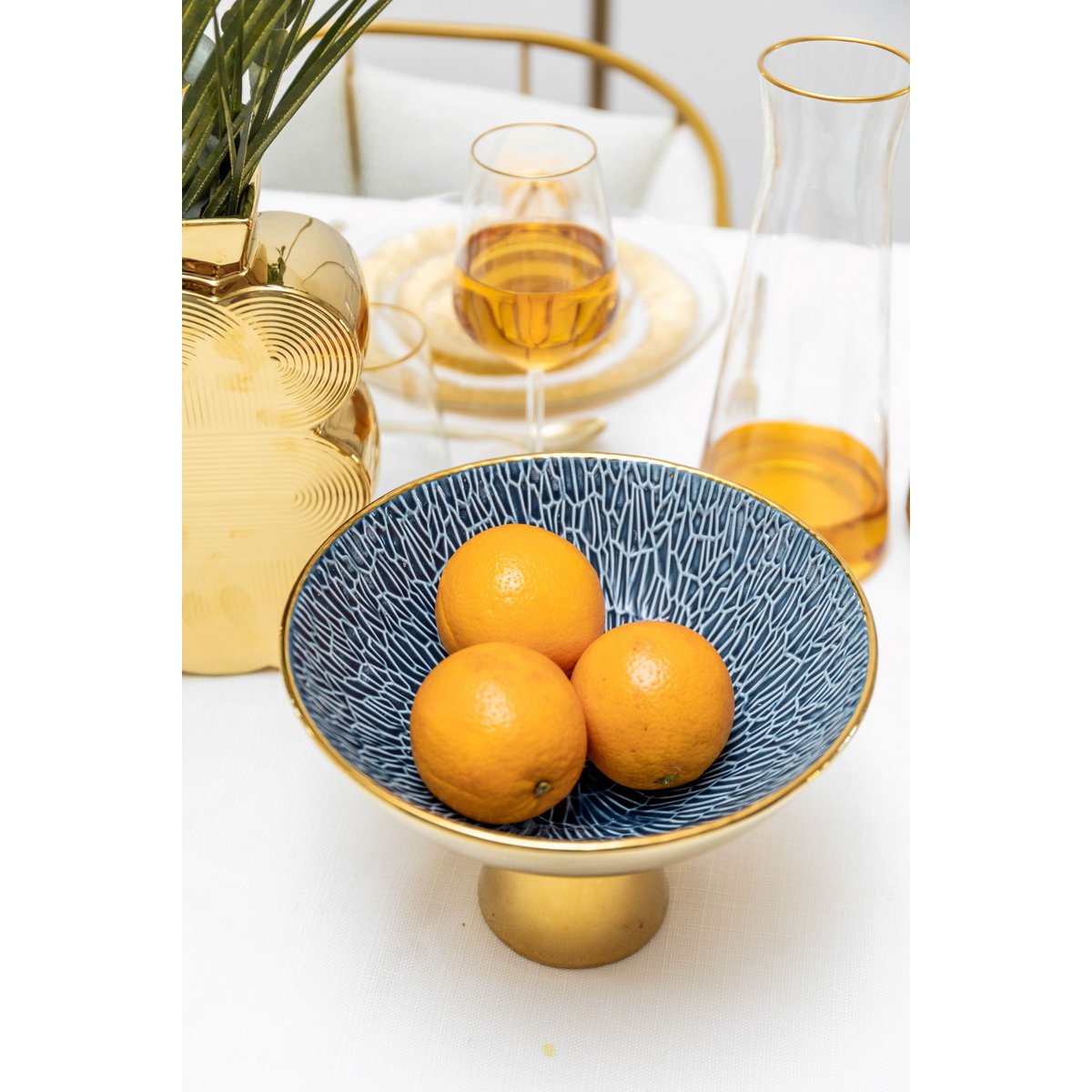 Blauwe en goudkleurige keramische fruitschaal op voet