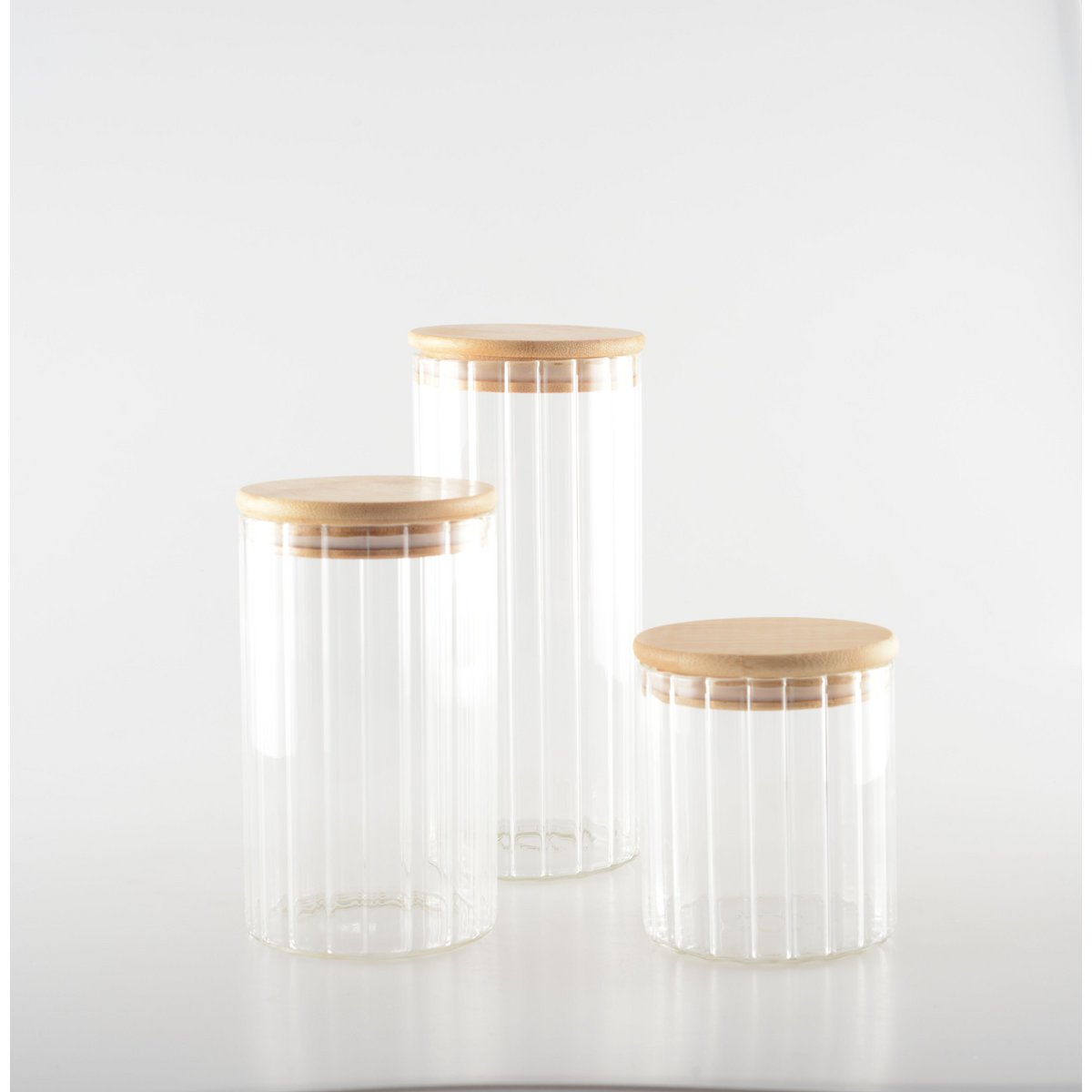 Glazen voorraadpot in Scandinavische stijl met natuurlijk houten deksel