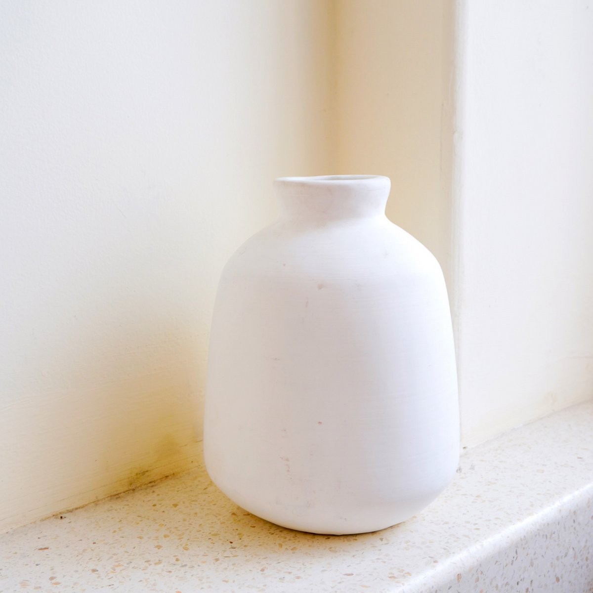 Handmade round flower vase for living room décor by CozyVibe


