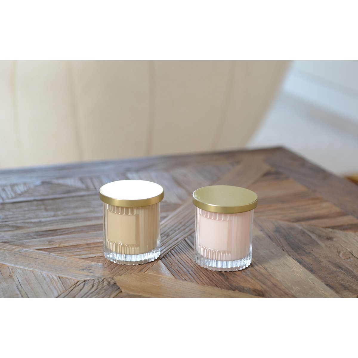 Bruine kaars met kokosgeur 7,5x7,5x9 cm – Goudkleurige deksel