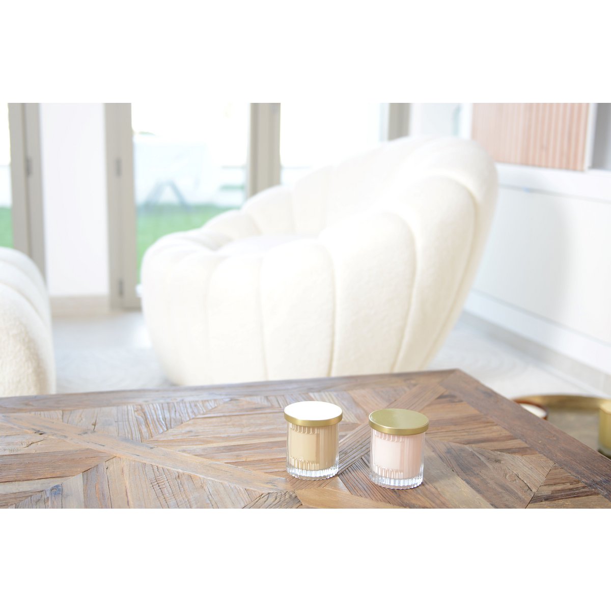 Bruine kaars met kokosgeur 7,5x7,5x9 cm – Goudkleurige deksel