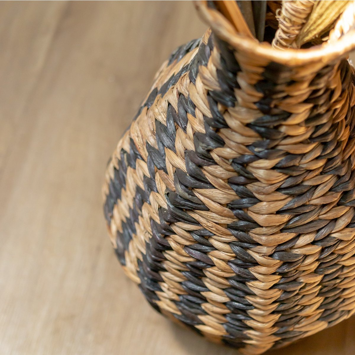 DAYANA Boho Vase – Handwoven Black Water Hyacinth - CozyVibe.eu
