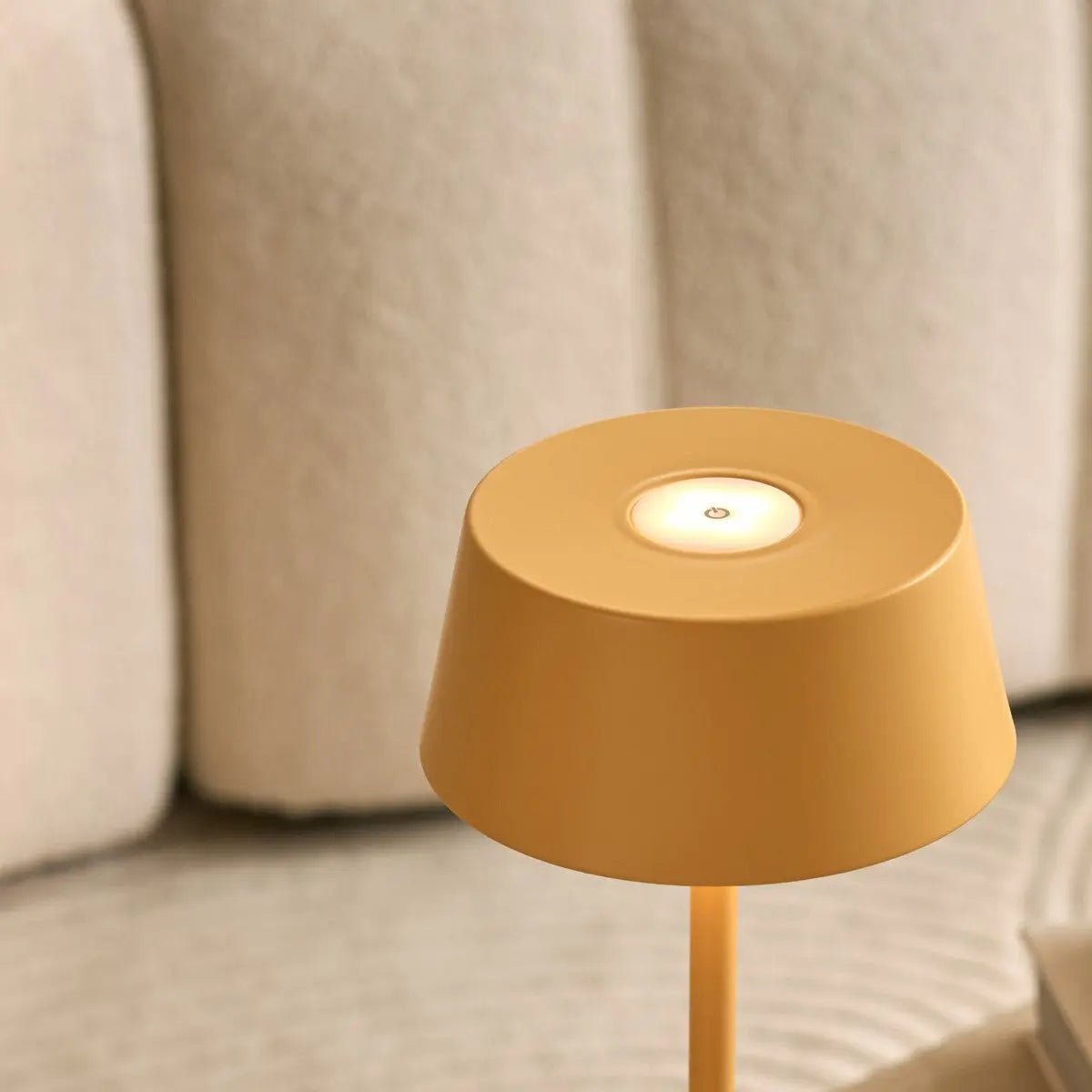 Hugo Lamp – Rechargeable Table Light, Dimmable & Elegant - CozyVibe.eu