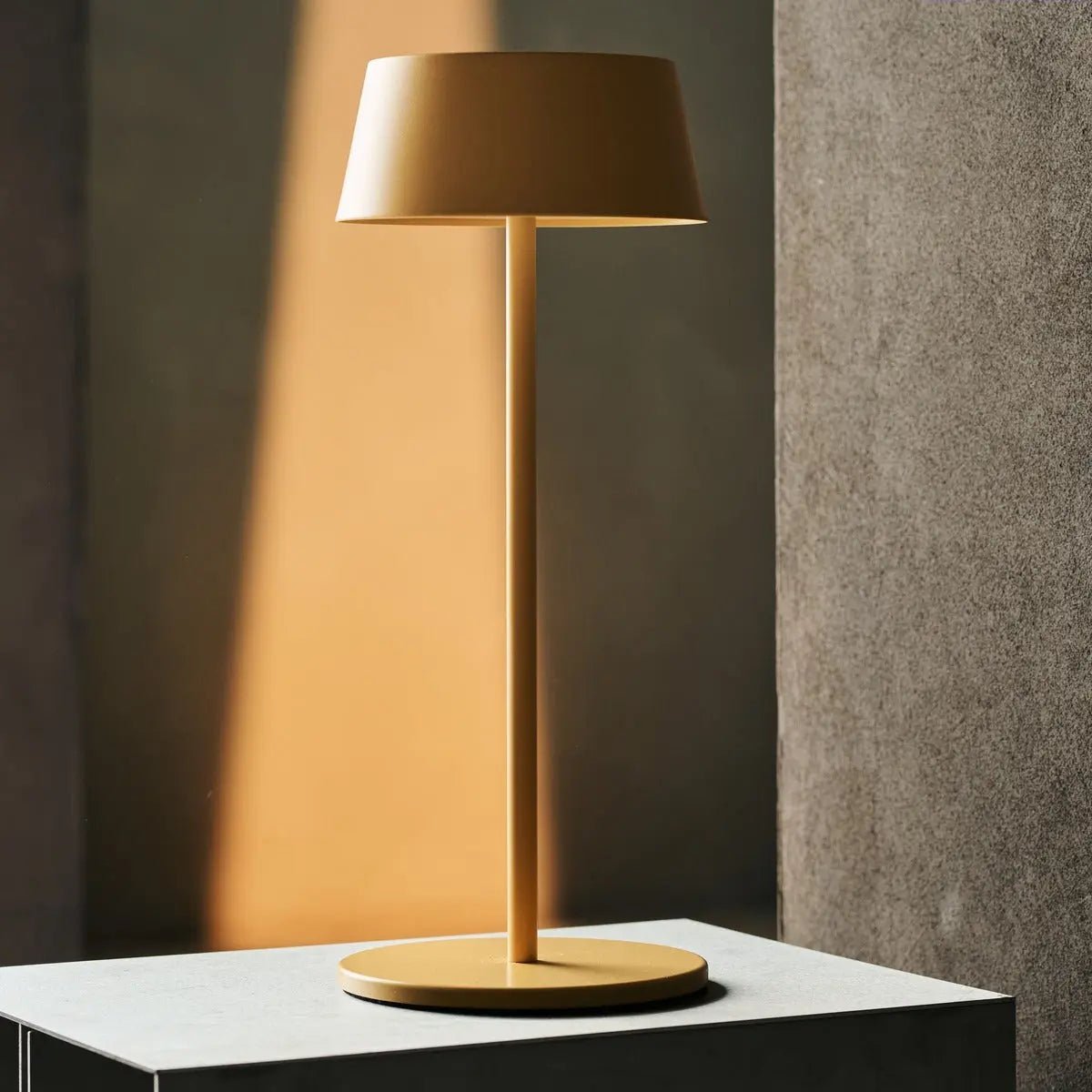 Hugo Lamp – Rechargeable Table Light, Dimmable & Elegant - CozyVibe.eu
