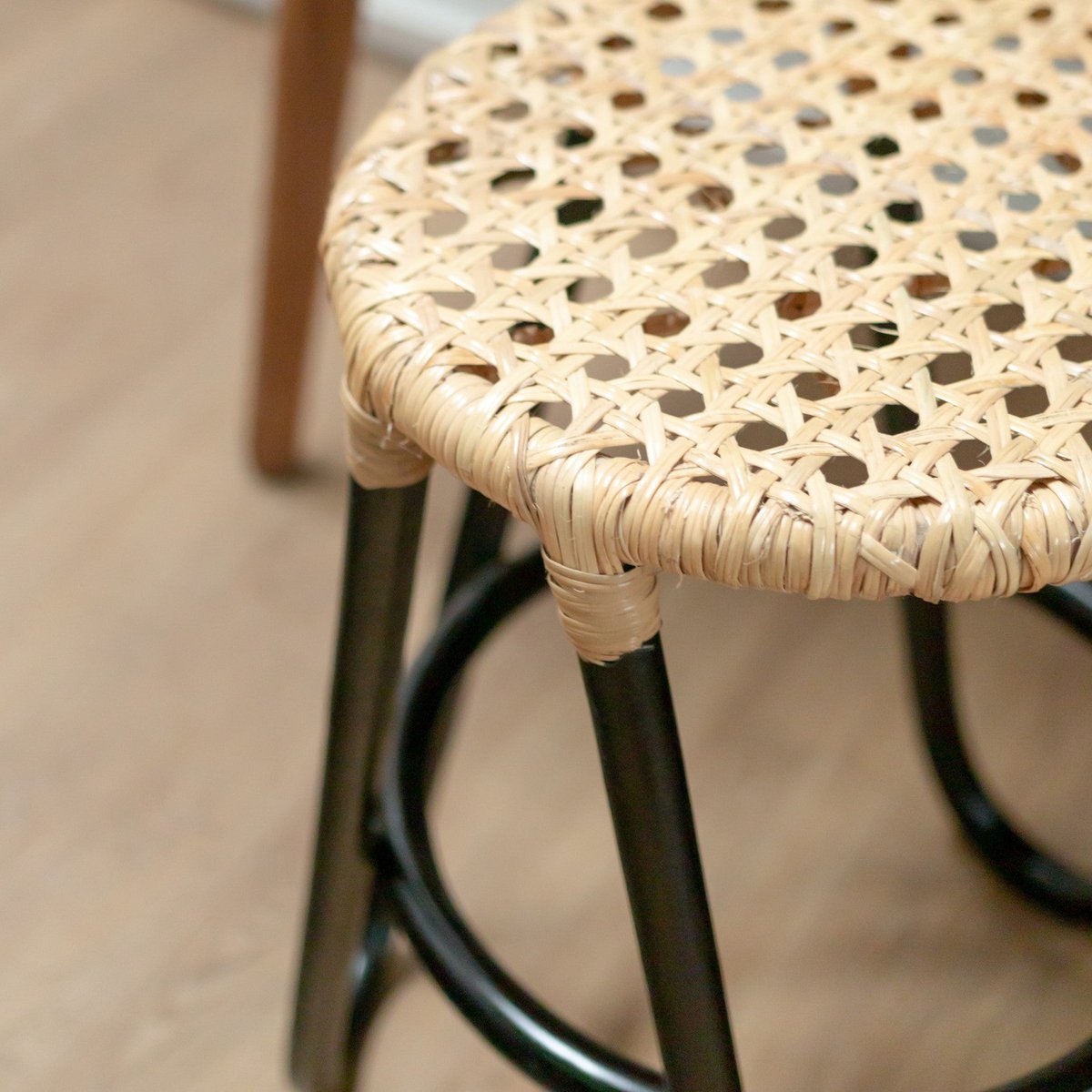 KOLAKA kruk – Zwart rotan met ronde zitting, Ø35 cm