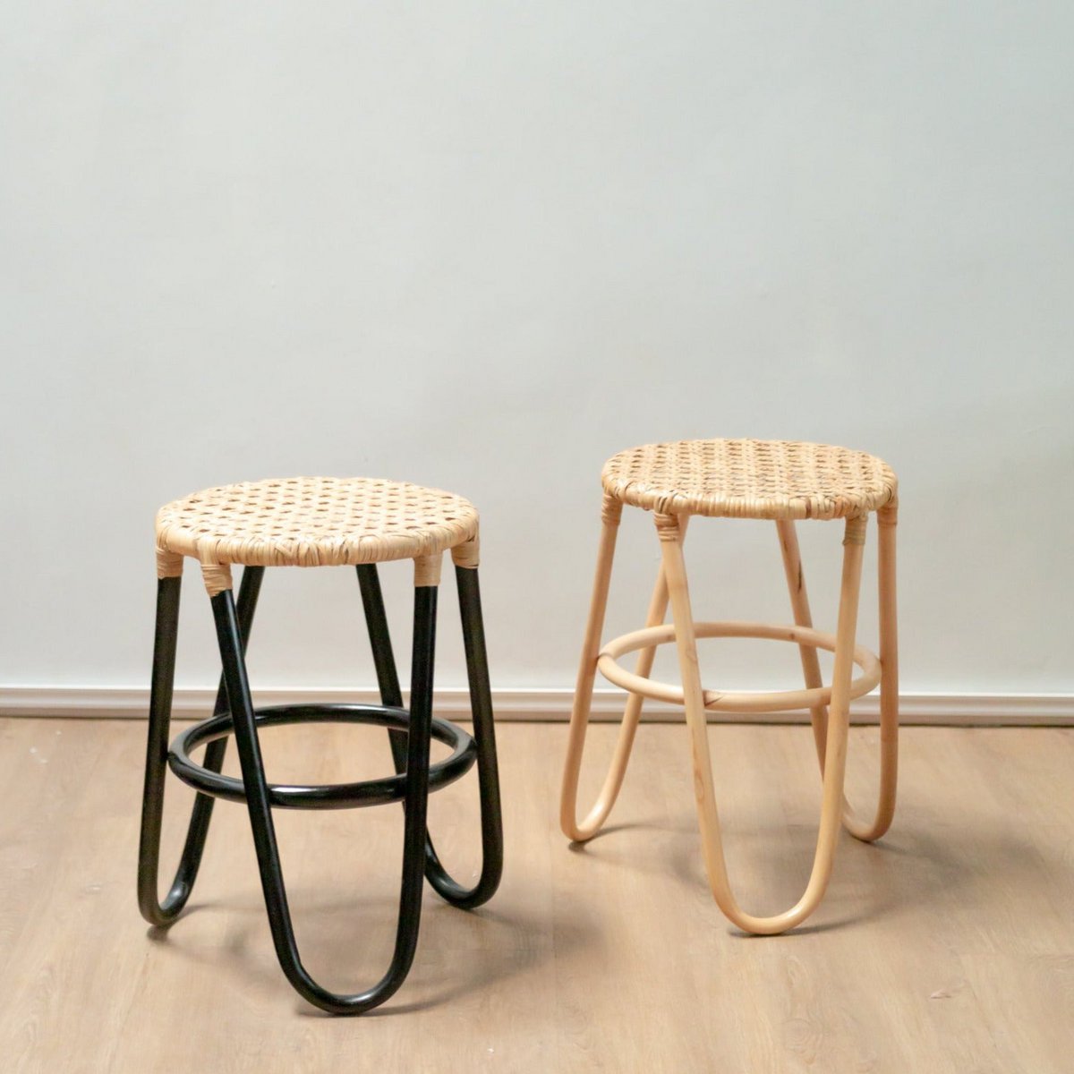 KOLAKA kruk – Zwart rotan met ronde zitting, Ø35 cm