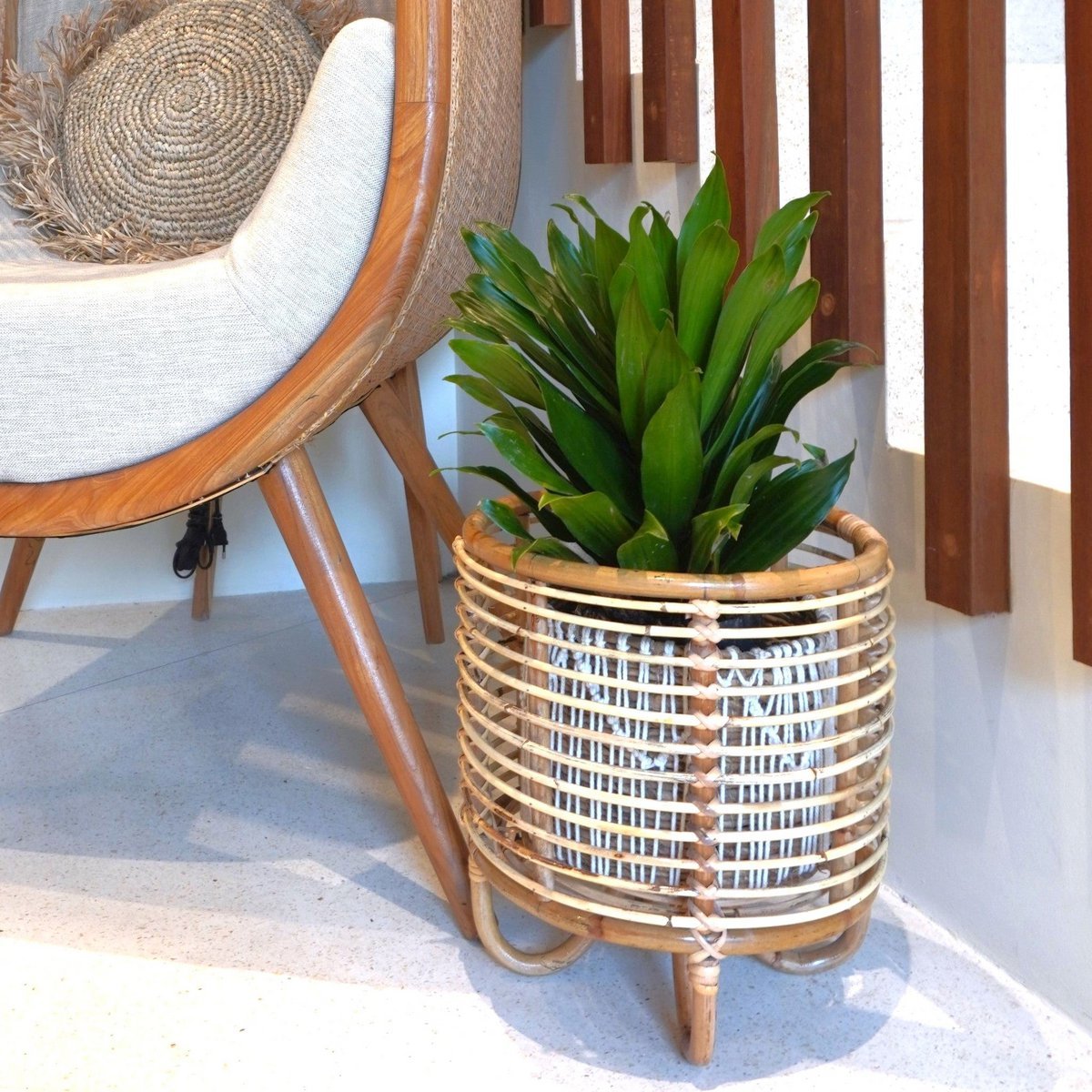Malang plantenstandaard – Naturel rotan op gebogen poten