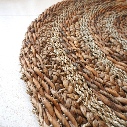 Natural round rug for cozy living room décor by CozyVibe


