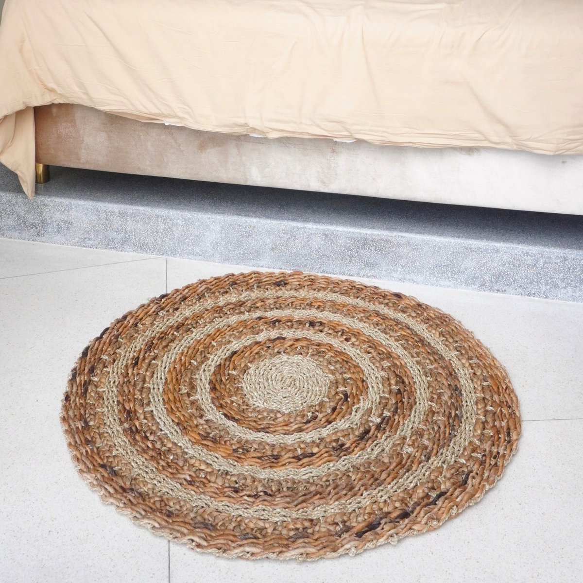 Boho-style round rug in banana fibre and seagrass for home décor

