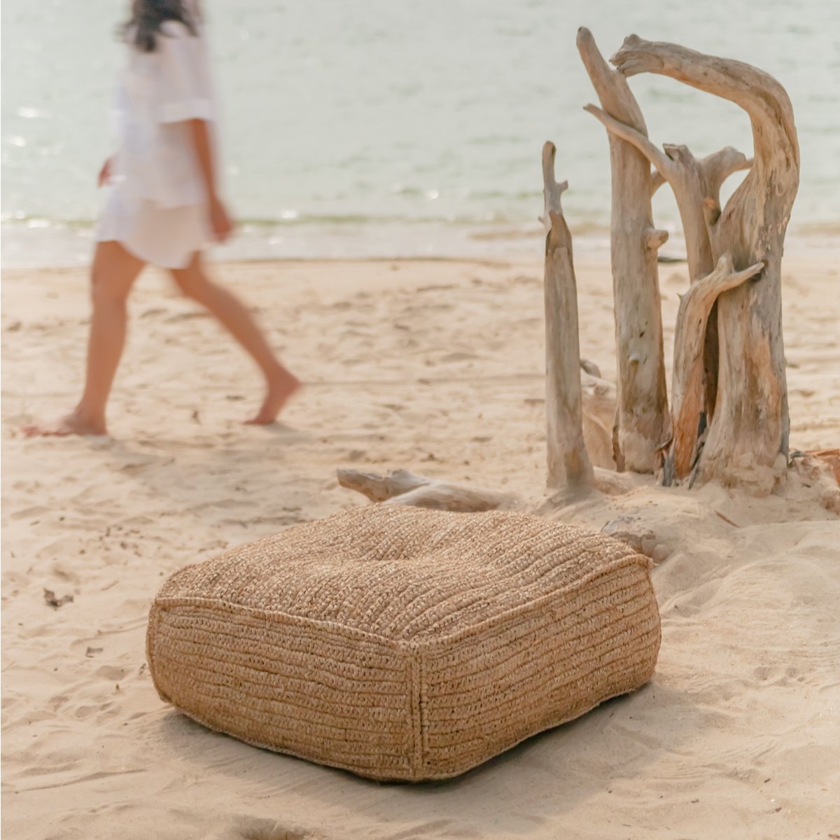 PADAR poef – Handgeweven raffia met natuurlijke vulling