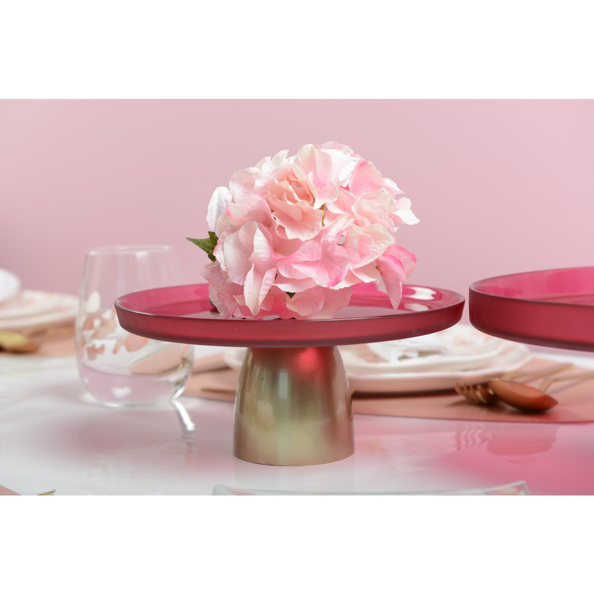 Raspberry Glass Cake Stand – Elegant Dessert Display for Parties - CozyVibe.eu