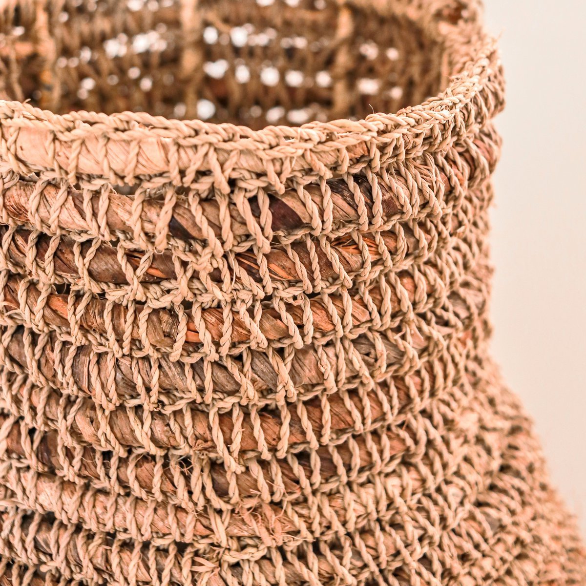 Sakra Woven Boho Vase – Banana Fibre & Raffia Decor Piece - CozyVibe.eu