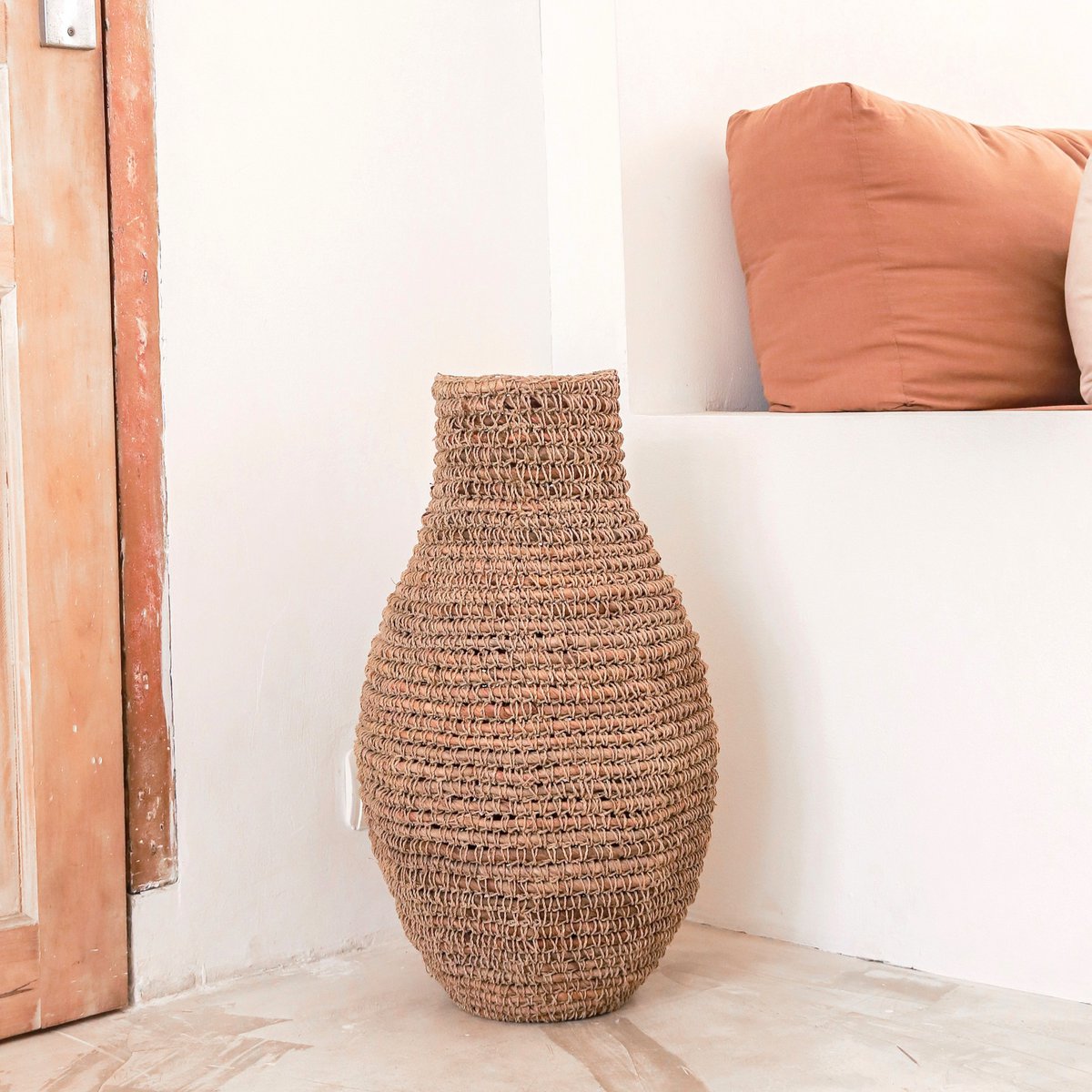 Sakra Woven Boho Vase – Banana Fibre & Raffia Decor Piece - CozyVibe.eu