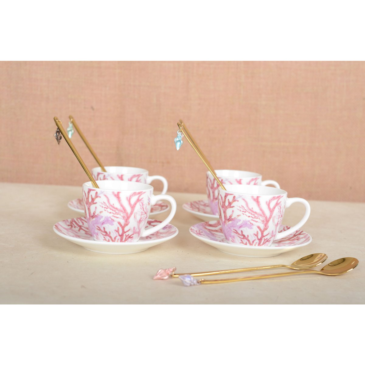 Set van 4 koffiekopjes met koraalontwerp en bijpassende schoteltjes