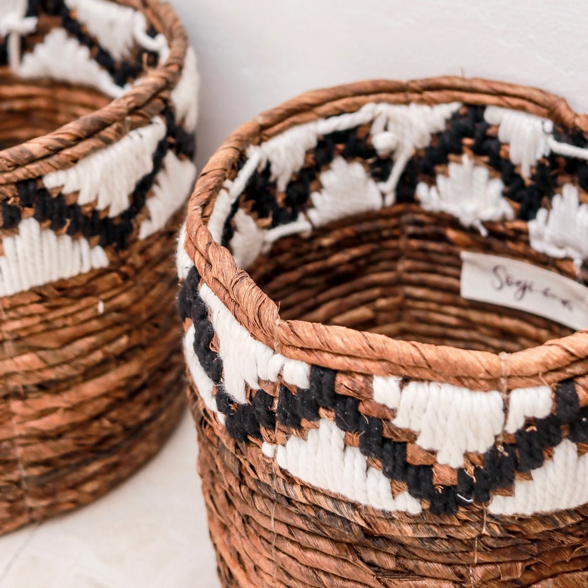 Small Basket Round for Plants or as Storage Basket | Woven Boho Basket SADARA with Macrame Pattern - CozyVibe.eu