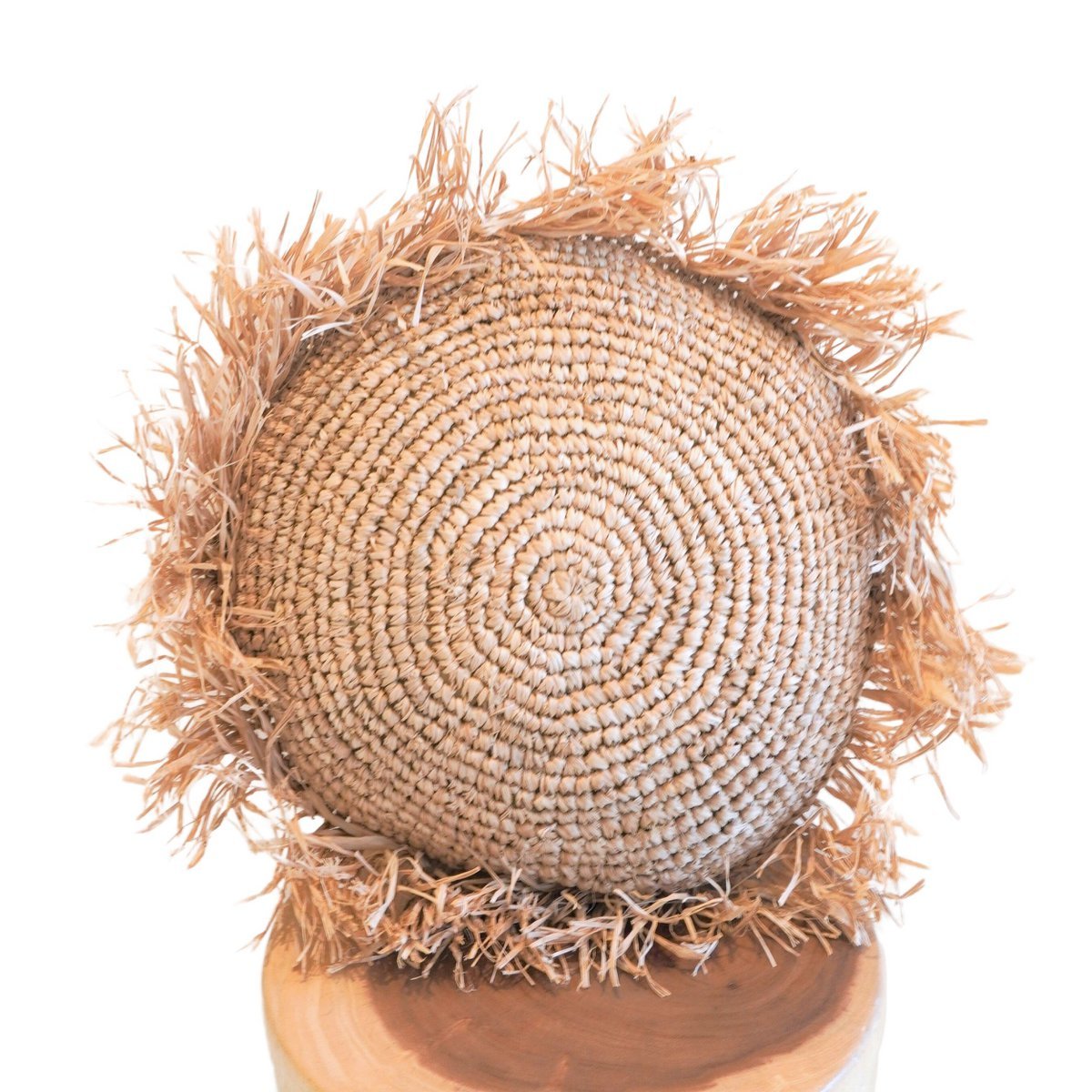 TARAKAN sierkussen – Rond raffia met franjes