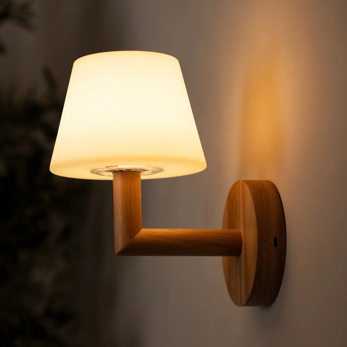 Cordless wooden wall lamp with adjustable dimmable lighting