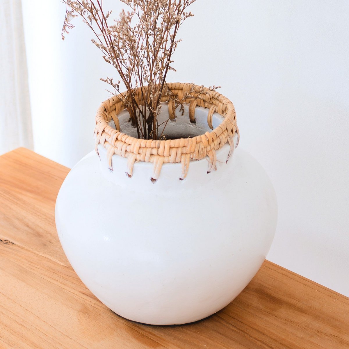 TUBAN White Clay Vase – Handmade Vase with Rattan Detail - CozyVibe.eu