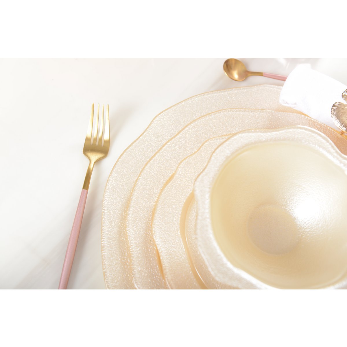 Boudoir glazen bord – Vanillekleurige bloemvorm, 32,5 cm