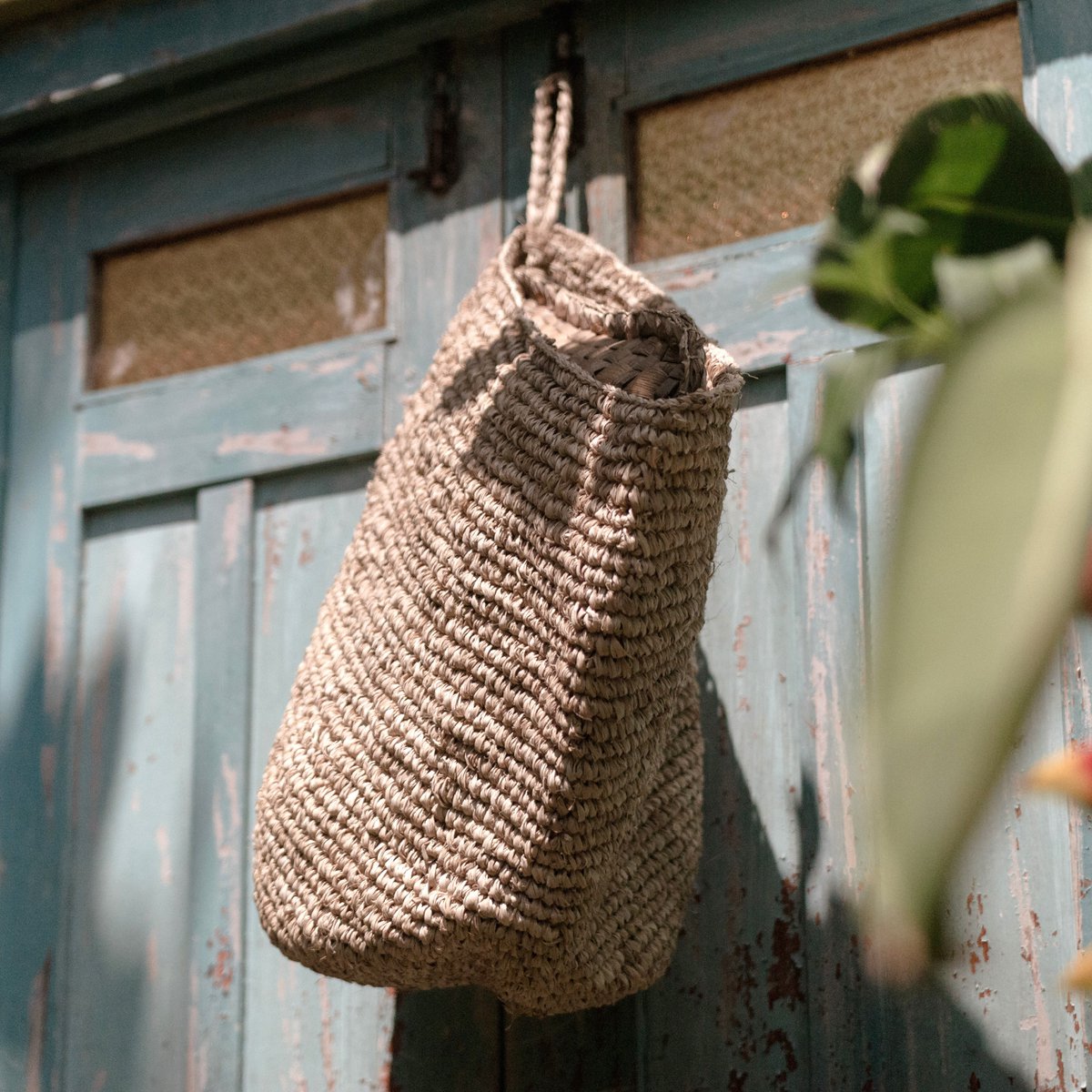 Utara wandmand – Hangende opbergmand van raffia
