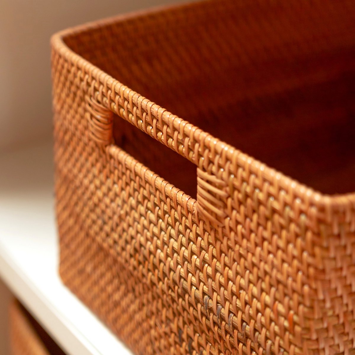 WARSA Rattan Shelf Basket – Handwoven Decorative Storage - CozyVibe.eu