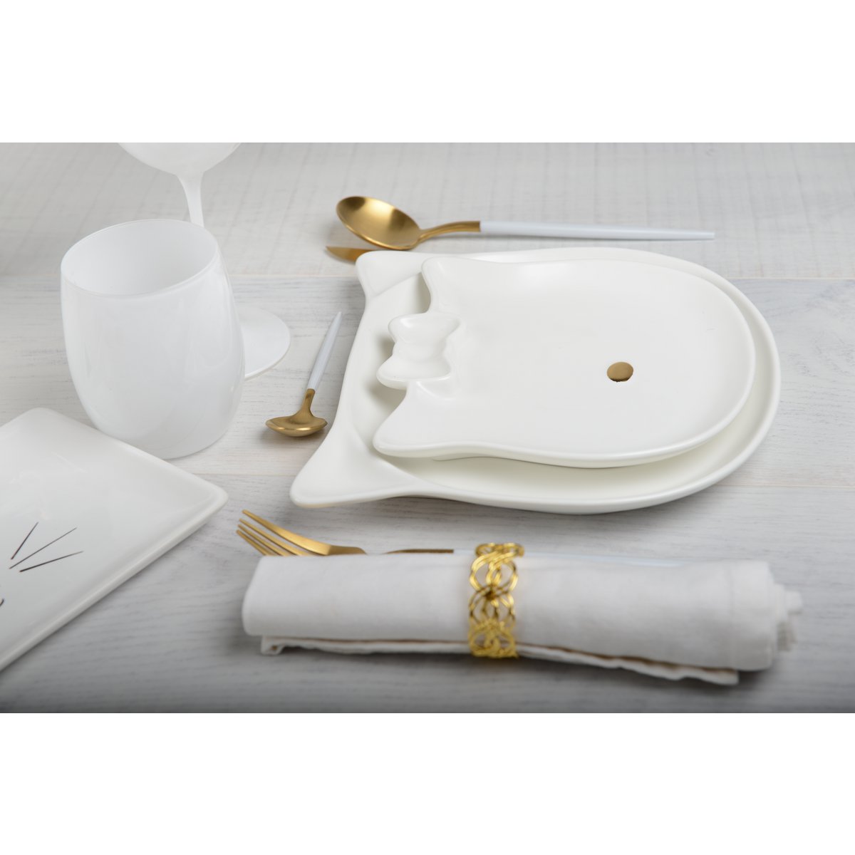 Handmade white ceramic cat dessert plate, perfect for home decoration and kitchen use | CozyVibe

