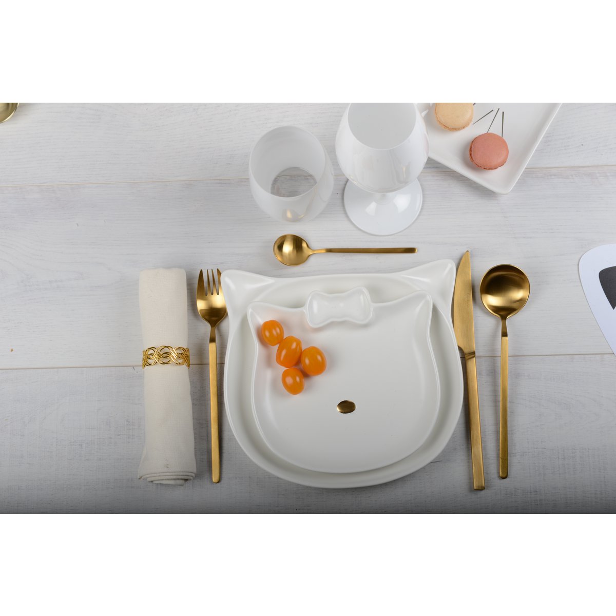 Wit keramisch dinerbord in kattenvorm met goudkleurig neusje – 23×22 cm